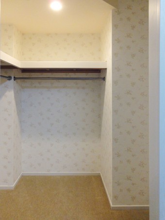 日本画の色彩世界に誘う個性溢れるリビングに 日本画の色彩世界に誘う個性溢れるリビングに